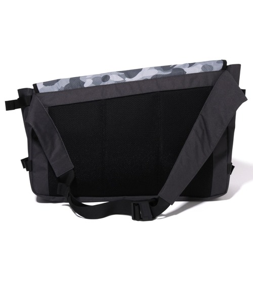 A BATHING APE（アベイシングエイプ）の「HONEYCOMB CAMO MESSENGER BAG M（メッセンジャーバッグ・メンズ・ブルー/グレー・FREE）」の5枚目の写真