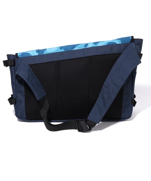 A BATHING APE（アベイシングエイプ）の「HONEYCOMB CAMO MESSENGER BAG M（メッセンジャーバッグ・メンズ・ブルー/グレー・FREE）」の6枚目の写真