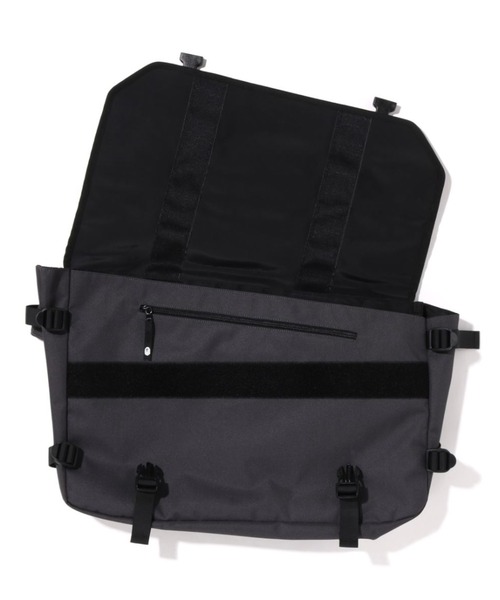 A BATHING APE（アベイシングエイプ）の「HONEYCOMB CAMO MESSENGER BAG M（メッセンジャーバッグ・メンズ・ブルー/グレー・FREE）」の7枚目の写真