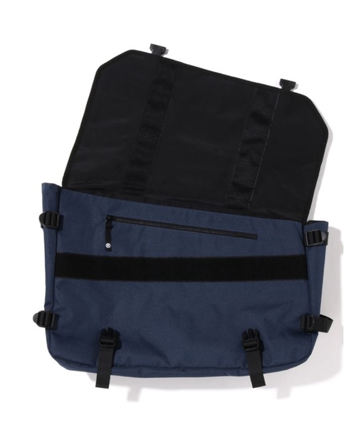 A BATHING APE（アベイシングエイプ）の「HONEYCOMB CAMO MESSENGER BAG M（メッセンジャーバッグ・メンズ・ブルー/グレー・FREE）」の8枚目の写真