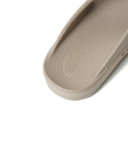 OOFOS（ウーフォス）の「【WOMEN】OOFOS OOriginal（サンダル・レディース・サンドベージュ/ブラック/セージグリーン/チャコールグレー/ワインレッド/ライトブルー・24/23/22/25）」の10枚目の写真