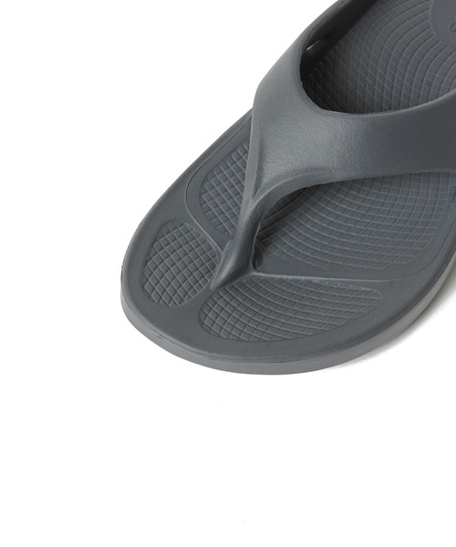 OOFOS（ウーフォス）の「【WOMEN】OOFOS OOriginal（サンダル・レディース・サンドベージュ/ブラック/セージグリーン/チャコールグレー/ワインレッド/ライトブルー・24/23/22/25）」の21枚目の写真