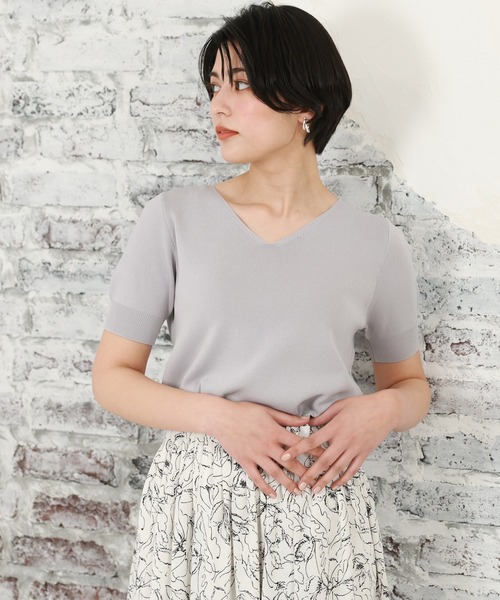 TRUDEA(トルディア)の「総針減らしVネックニット(ニット/セーター・レディース・ライトグレー/グリーン/ホワイト/ブラック・MEDIUM/SMALL/LARGE)」の3枚目の写真