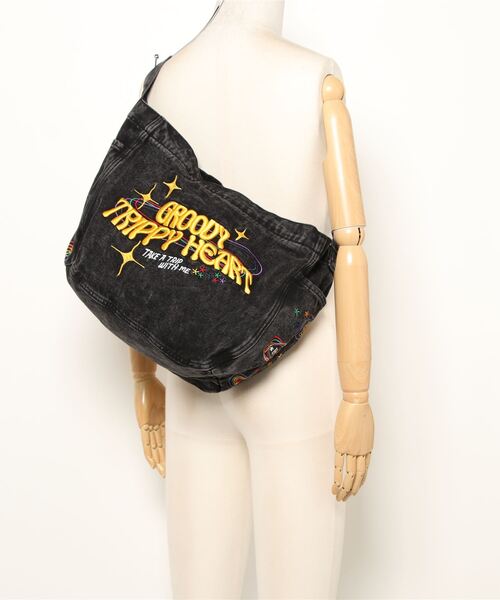 SPINNS（スピンズ）の「GROOVYデザイン デニムショルダーバッグ（ショルダーバッグ・レディース・ブラック/ブルー・ONESIZE）」の4枚目の写真