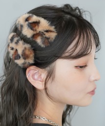 どちらかコメントお願い致します♡うさ耳リバティ大きめファーパッチンピン SPINNS（スピンズ）の「フェイクファーパッチンピン トライアングル