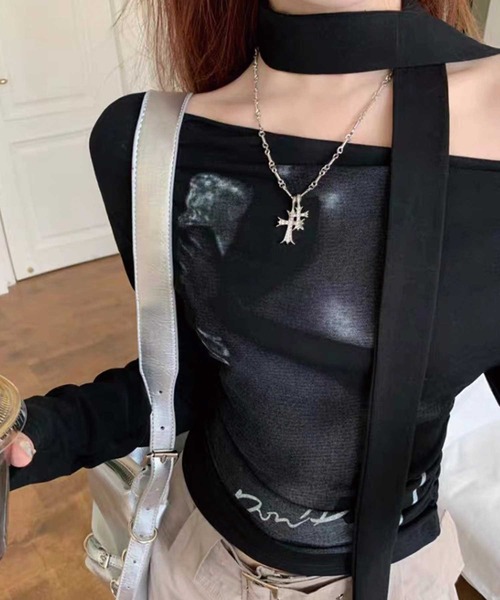 SPIGA（スピーガ）の「ｽﾄｰﾙ付ｻｲﾄﾞｼｬｰﾘﾝｸﾞｵﾌｼｮﾙﾄｯﾌﾟｽ（Tシャツ/カットソー・レディース・ブラック/ホワイト・FREE）」の4枚目の写真