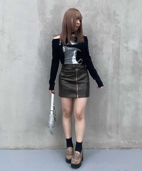 SPIGA（スピーガ）の「ｽﾄｰﾙ付ｻｲﾄﾞｼｬｰﾘﾝｸﾞｵﾌｼｮﾙﾄｯﾌﾟｽ（Tシャツ/カットソー・レディース・ブラック/ホワイト・FREE）」の7枚目の写真