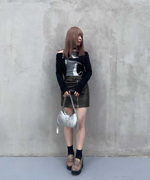 SPIGA（スピーガ）の「ｽﾄｰﾙ付ｻｲﾄﾞｼｬｰﾘﾝｸﾞｵﾌｼｮﾙﾄｯﾌﾟｽ（Tシャツ/カットソー・レディース・ブラック/ホワイト・FREE）」の3枚目の写真