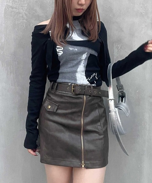 SPIGA（スピーガ）の「ｽﾄｰﾙ付ｻｲﾄﾞｼｬｰﾘﾝｸﾞｵﾌｼｮﾙﾄｯﾌﾟｽ（Tシャツ/カットソー・レディース・ブラック/ホワイト・FREE）」の6枚目の写真