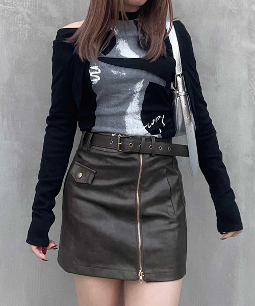 SPIGA（スピーガ）の「ｽﾄｰﾙ付ｻｲﾄﾞｼｬｰﾘﾝｸﾞｵﾌｼｮﾙﾄｯﾌﾟｽ（Tシャツ/カットソー・レディース・ブラック/ホワイト・FREE）」の8枚目の写真