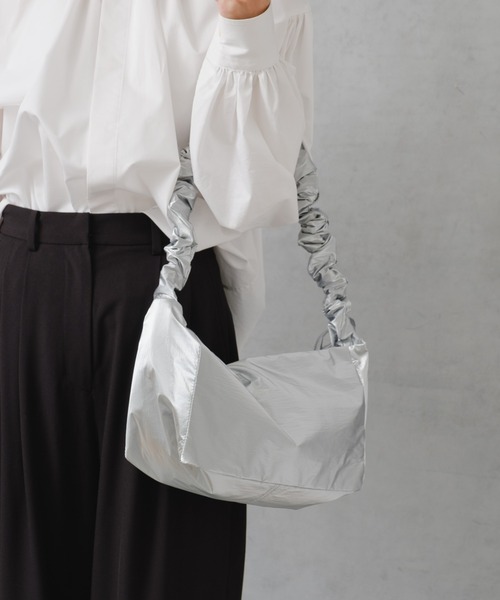 Actually（アクチュアリー）の「ナイロンシャーリング ミニバッグ（ショルダーバッグ・レディース・ブルー/シルバー/グリーン/アイボリー・フリー）」の4枚目の写真