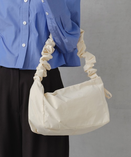 Actually（アクチュアリー）の「ナイロンシャーリング ミニバッグ（ショルダーバッグ・レディース・ブルー/シルバー/グリーン/アイボリー・フリー）」の2枚目の写真