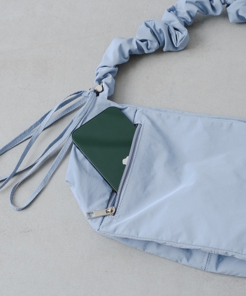 Actually（アクチュアリー）の「ナイロンシャーリング ミニバッグ（ショルダーバッグ・レディース・ブルー/シルバー/グリーン/アイボリー・フリー）」の22枚目の写真