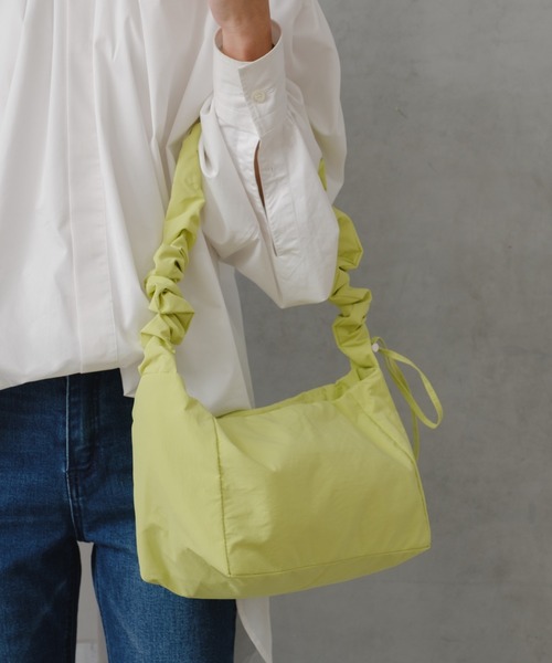 Actually（アクチュアリー）の「ナイロンシャーリング ミニバッグ（ショルダーバッグ・レディース・ブルー/シルバー/グリーン/アイボリー・フリー）」の9枚目の写真