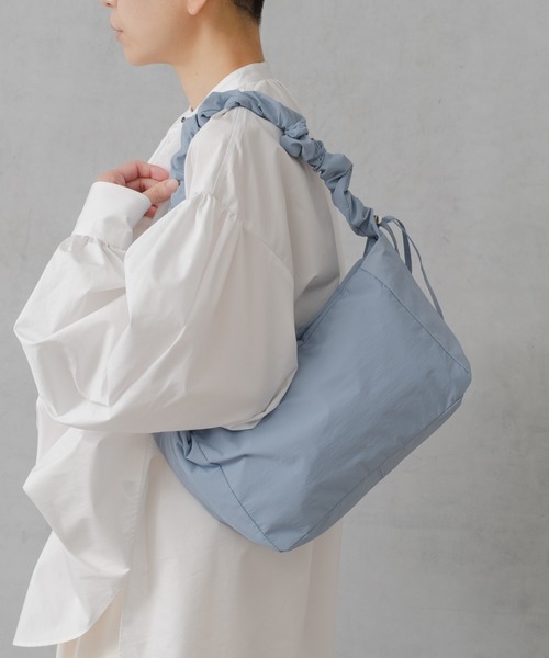 Actually（アクチュアリー）の「ナイロンシャーリング ミニバッグ（ショルダーバッグ・レディース・ブルー/シルバー/グリーン/アイボリー・フリー）」の12枚目の写真