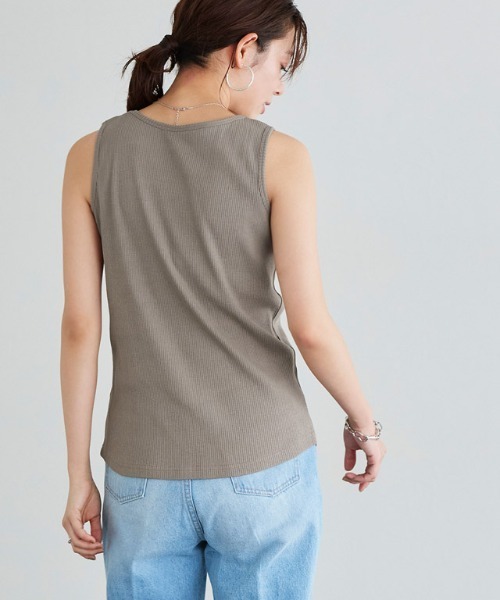 Pierrot（ピエロ）の「【ブラ紐隠し】リブタンクトップ スクエアネック（タンクトップ・レディース・オフホワイト/ブラック/グレー系その他/ネイビー/サンドベージュ・M/L）」の11枚目の写真