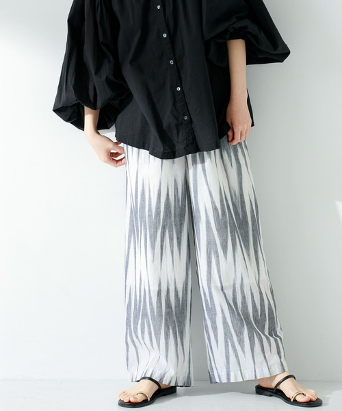 URBAN RESEARCH Sonny Label（アーバンリサーチサニーレーベル）の「イカット柄コットンイージーパンツ（その他パンツ・レディース・ブラック/ブルー・FREE）」の2枚目の写真