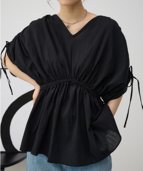 AZUL by moussy(アズールバイマウジー)の「ショルダードロストペプラムブラウス(シャツ/ブラウス・レディース・カーキ/アイボリー/ブラック・FREE)」の2枚目の写真