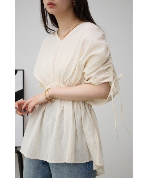AZUL by moussy(アズールバイマウジー)の「ショルダードロストペプラムブラウス(シャツ/ブラウス・レディース・カーキ/アイボリー/ブラック・FREE)」の4枚目の写真