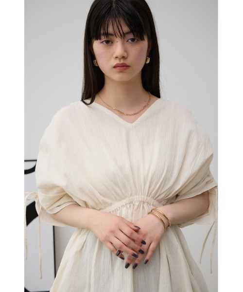 AZUL by moussy(アズールバイマウジー)の「ショルダードロストペプラムブラウス(シャツ/ブラウス・レディース・カーキ/アイボリー/ブラック・FREE)」の5枚目の写真