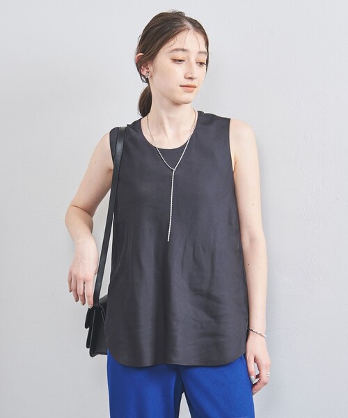 UNITED ARROWS(ユナイテッドアローズ)の「サテン ノースリーブ ブラウス(シャツ/ブラウス・レディース・ナチュラル/ネイビー・FREE)」の5枚目の写真