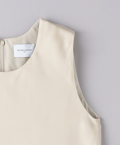 UNITED ARROWS(ユナイテッドアローズ)の「サテン ノースリーブ ブラウス(シャツ/ブラウス・レディース・ナチュラル/ネイビー・FREE)」の14枚目の写真