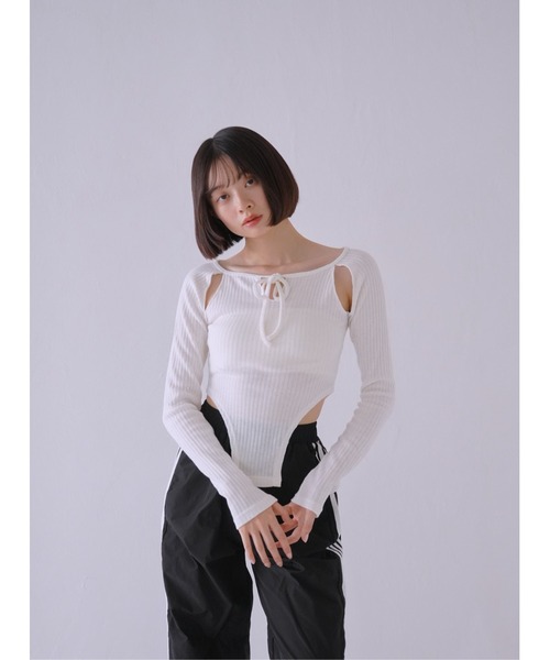 Uenui（ウニュイ）の「カッティング リボン トップス ボディスーツ 長袖 カットソー トップス カットアウト リボン（Tシャツ/カットソー・レディース・ブラック/ホワイト/チャコールグレー・FREE）」の4枚目の写真