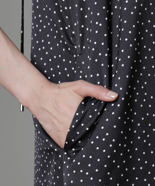 NANO universe（ナノユニバース）の「ドットプリントサテンキャミワンピース（ワンピース・レディース・ブラック/ベージュ・S/M）」の22枚目の写真