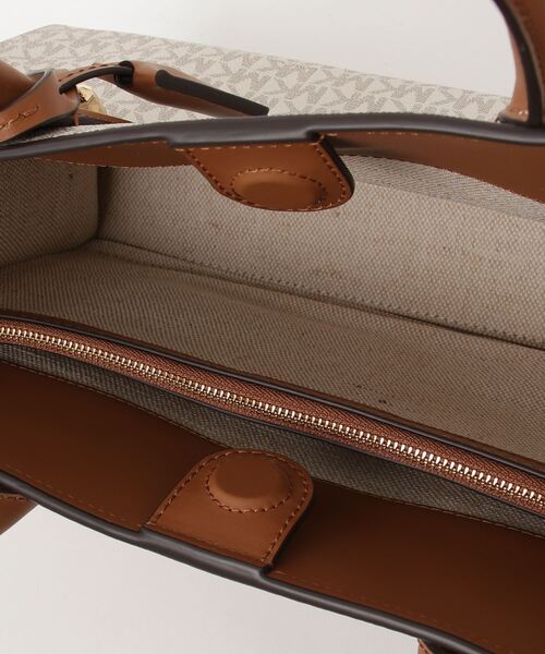 MICHAEL KORS(マイケルコース)の「MICHAEL KORS Scarlett Medium Signature Logo Satchel マイケルコース スカーレット ミディアム サッチェルバッグ(ショルダーバッグ・レディース・ホワイト系その他/ブラウン・FREE)」の16枚目の写真