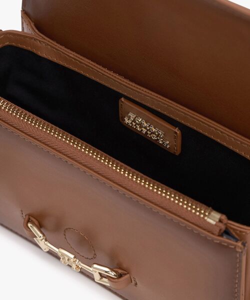 TOMMY HILFIGER（トミーヒルフィガー）の「ヘリテージレザークロスオーバーバッグ（ボディバッグ/ウエストポーチ・レディース・グレー・FREE）」の4枚目の写真