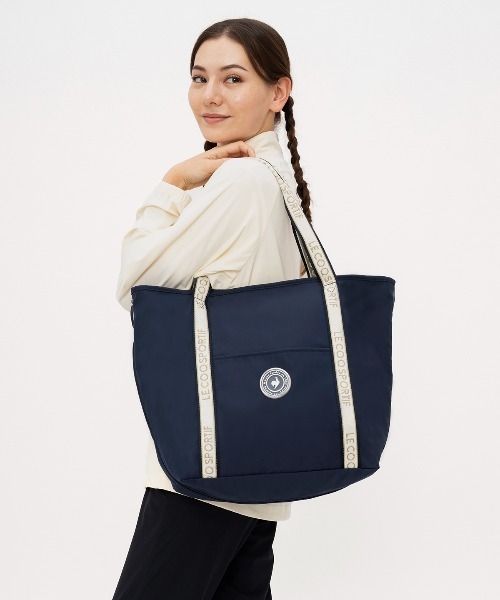 le coq sportif(ルコックスポルティフ)の「トートバッグ(サイズ調整機能付き)(トートバッグ・メンズ・ベージュ系その他/ネイビー系2/ピンク系・F)」の1枚目の写真