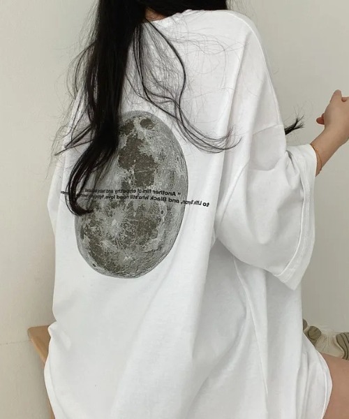 Teem Store(チームストア)の「ムーンプリントオーバーサイズビッグTシャツ(Tシャツ/カットソー・レディース・ブラック/グレー/ブルー/ホワイト・M/L)」の1枚目の写真