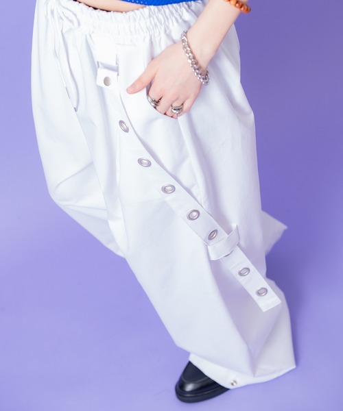 a.p.o.v.(エーピーオービー)の「a.p.o.v. フェイクアイレットロングベルトバルーンワイドチノパンツ(その他パンツ・メンズ・ブラック/ホワイト・ONESIZE)」の4枚目の写真