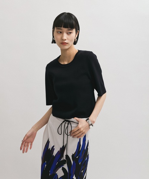 ADAM ET ROPE'（アダムエロペ）の「【サステナブル】クールタッチニットTシャツ（Tシャツ/カットソー・レディース・ブラック/ホワイト/ダークブラウン/ピンク系その他2・FREE）」の2枚目の写真