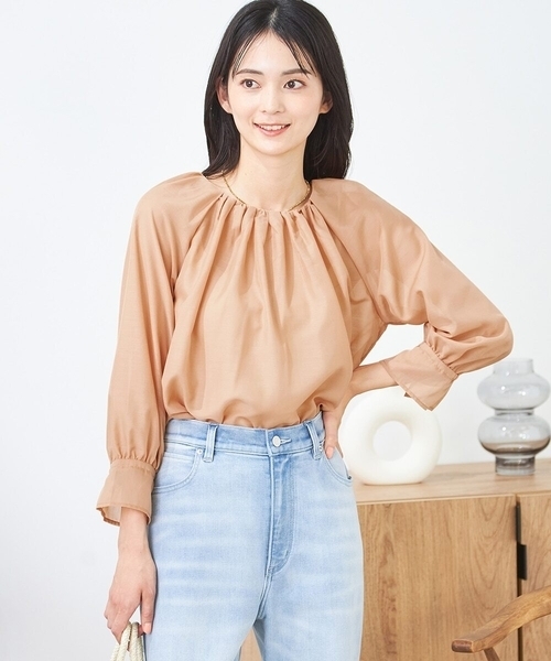 a.v.v(アーヴェヴェ)の「シアータックブラウス(シャツ/ブラウス・レディース・オレンジ/アイボリー/チャコールグレー・42/40/38/36)」の2枚目の写真