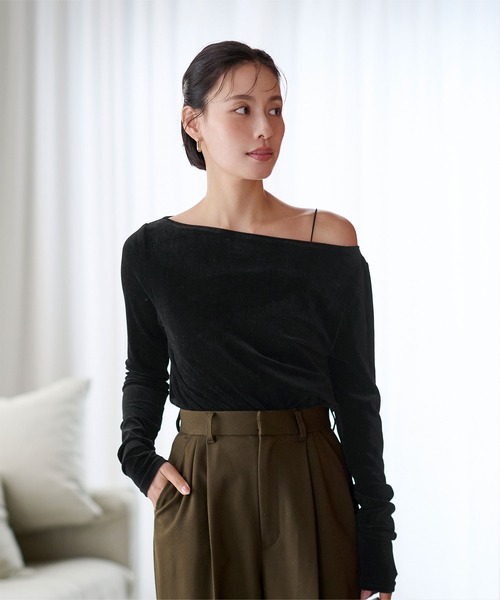 UR'S(ユアーズ)の「2wayボートネックベロアトップス(Tシャツ/カットソー・レディース・ブラック/チャコール/モカ/オフホワイト・S/M/L)」の3枚目の写真