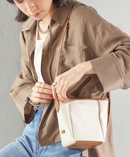 Beau're(ヴュレ)の「BEAURE: キャンバス ミニ バケツ バッグ(ショルダーバッグ・レディース・ベージュ/ブラック/オフホワイト・ONE SIZE)」の4枚目の写真