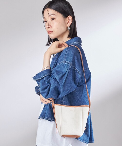 Beau're(ヴュレ)の「BEAURE: キャンバス ミニ バケツ バッグ(ショルダーバッグ・レディース・ベージュ/ブラック/オフホワイト・ONE SIZE)」の7枚目の写真