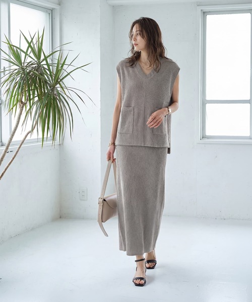 STYLE DELI(スタイルデリ)の「【LUXE】ストライプ状フリルのカットソーセットアップ(ニット/セーター・レディース・グレー/パープル・01/02)」の2枚目の写真