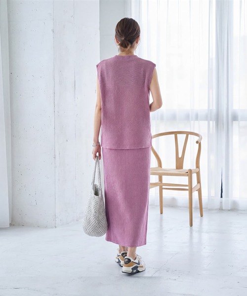 STYLE DELI(スタイルデリ)の「【LUXE】ストライプ状フリルのカットソーセットアップ(ニット/セーター・レディース・グレー/パープル・01/02)」の4枚目の写真