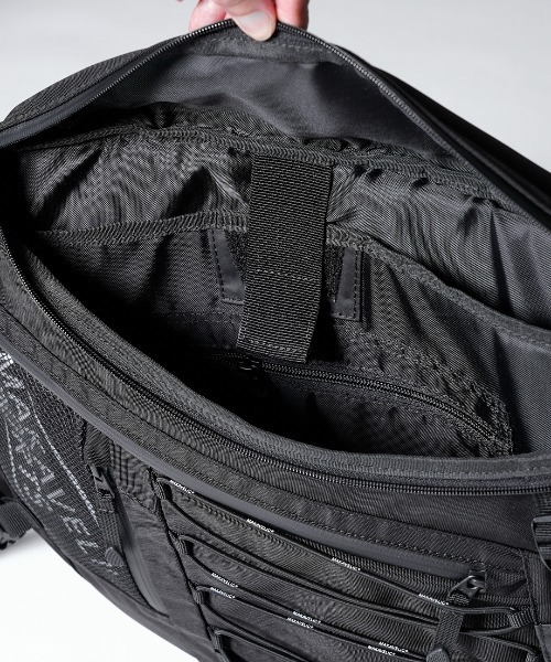 MAKAVELIC(マキャベリック)の「Delta Messenger Bag(バックパック/リュック・メンズ・ブラック・ONESIZE)」の9枚目の写真