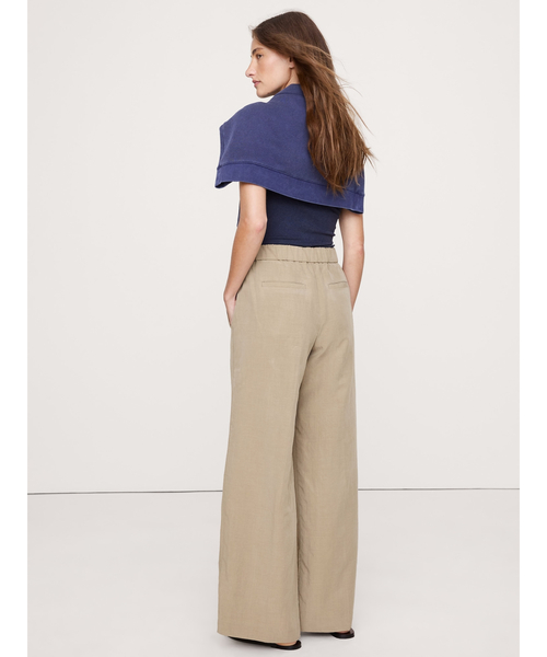 Banana Republic(バナナリパブリック)の「ミッドライズ ワイドレッグ ドレーピー プルオンパンツ(その他パンツ・レディース・ベージュ/ネイビー・M/L/S/XS)」の8枚目の写真