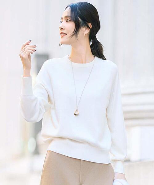 UNTITLED(アンタイトル)の「【8色展開/コンパクト丈】レーヨン混 コクーンニット(ニット/セーター・レディース・グレー/オフホワイト/ナチュラル/レッド系1/ブラウン系その他/ブラック/ブルー系その他/パープル/ホワイト系8・04/02/00/48/44)」の3枚目の写真