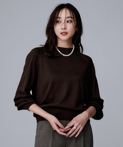 UNTITLED(アンタイトル)の「【8色展開/コンパクト丈】レーヨン混 コクーンニット(ニット/セーター・レディース・グレー/オフホワイト/ナチュラル/レッド系1/ブラウン系その他/ブラック/ブルー系その他/パープル/ホワイト系8・04/02/00/48/44)」の6枚目の写真