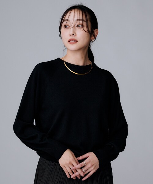 UNTITLED(アンタイトル)の「【8色展開/コンパクト丈】レーヨン混 コクーンニット(ニット/セーター・レディース・グレー/オフホワイト/ナチュラル/レッド系1/ブラウン系その他/ブラック/ブルー系その他/パープル/ホワイト系8・04/02/00/48/44)」の4枚目の写真