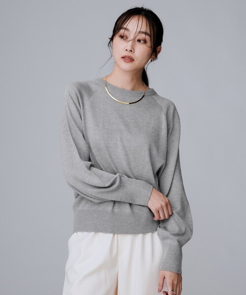 UNTITLED(アンタイトル)の「【8色展開/コンパクト丈】レーヨン混 コクーンニット(ニット/セーター・レディース・グレー/オフホワイト/ナチュラル/レッド系1/ブラウン系その他/ブラック/ブルー系その他/パープル/ホワイト系8・04/02/00/48/44)」の17枚目の写真