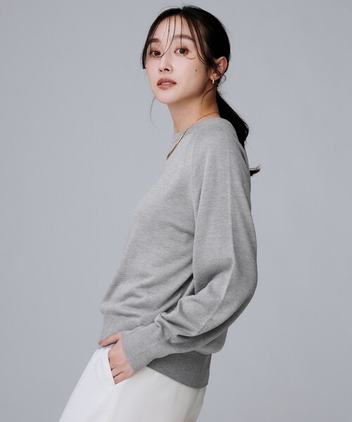 UNTITLED(アンタイトル)の「【8色展開/コンパクト丈】レーヨン混 コクーンニット(ニット/セーター・レディース・グレー/オフホワイト/ナチュラル/レッド系1/ブラウン系その他/ブラック/ブルー系その他/パープル/ホワイト系8・04/02/00/48/44)」の18枚目の写真