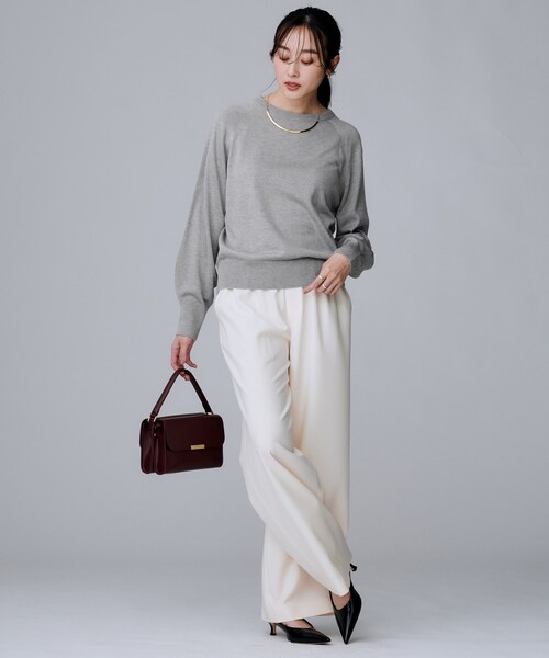 UNTITLED(アンタイトル)の「【8色展開/コンパクト丈】レーヨン混 コクーンニット(ニット/セーター・レディース・グレー/オフホワイト/ナチュラル/レッド系1/ブラウン系その他/ブラック/ブルー系その他/パープル/ホワイト系8・04/02/00/48/44)」の19枚目の写真