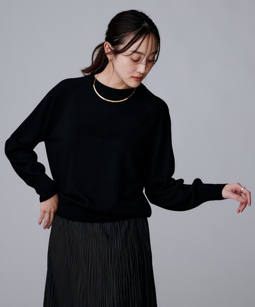 UNTITLED(アンタイトル)の「【8色展開/コンパクト丈】レーヨン混 コクーンニット(ニット/セーター・レディース・グレー/オフホワイト/ナチュラル/レッド系1/ブラウン系その他/ブラック/ブルー系その他/パープル/ホワイト系8・04/02/00/48/44)」の21枚目の写真