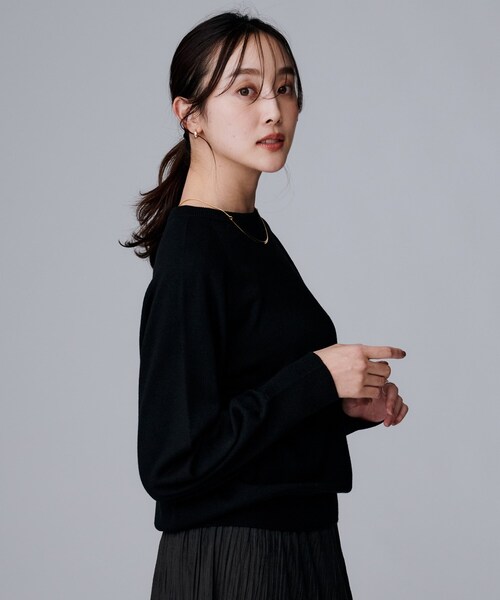 UNTITLED(アンタイトル)の「【8色展開/コンパクト丈】レーヨン混 コクーンニット(ニット/セーター・レディース・グレー/オフホワイト/ナチュラル/レッド系1/ブラウン系その他/ブラック/ブルー系その他/パープル/ホワイト系8・04/02/00/48/44)」の22枚目の写真